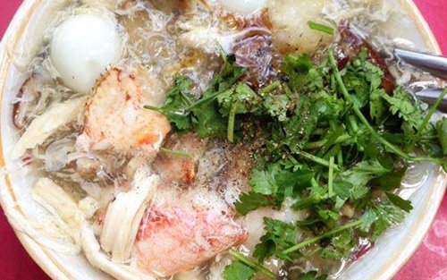 Súp cua – món ăn kinh điển sau giờ làm việc của giới văn phòng – trở nên hấp dẫn hơn trong những đêm mưa gió. Còn gì tuyệt vời hơn việc xì xụp húp chén súp nóng hổi, béo ngậy, đầy ắp thịt cua, trứng cút, trứng bắc thảo… dưới mái hiên một quán gánh trong hẻm nhỏ ở Sài Gòn. Súp cua – món ăn kinh điển sau giờ làm việc của giới văn phòng – trở nên hấp dẫn hơn trong những đêm mưa gió. Còn gì tuyệt vời hơn việc xì xụp húp chén súp nóng hổi, béo ngậy, đầy ắp thịt cua, trứng cút, trứng bắc thảo… dưới mái hiên một quán gánh trong hẻm nhỏ ở Sài Gòn.